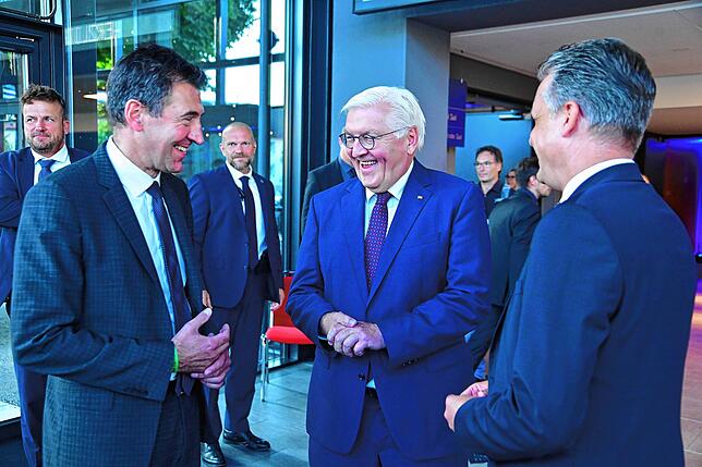 Bundespräsident Frank-Walter Steinmeier (Mitte) im Gespräch mit Donaueschingens Oberbürgermeister Erik Pauly (links) und dem ...