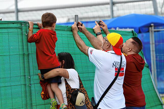 Bild 2: Die Fans stimmen die Spanier auf das Finale ein – wir haben Bilder!