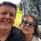Marion und Joachim Gretzmeier vor ihrem Wohnmobil in Montenegro.