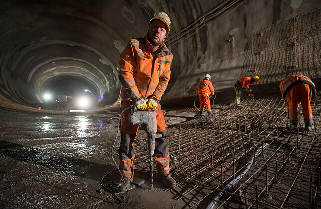 Zwölf Stunden Schicht, zwölf Stunden Pause, zehn Tage Dienst, fünf Tage frei. Das ist der Arbeitsrhythmus der Tunnelbauer. Hier ...