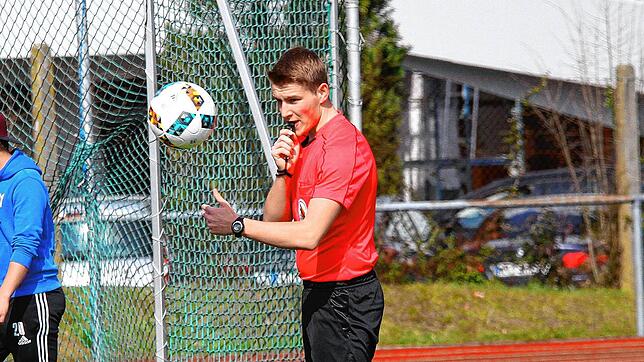 Im Einsatz trotz Corona: Spitzenschiedsrichter Jonas Brombacher (23) &ndash; hier auf unserem Archivbild beim einem Bezirksliga-Spiel in ...