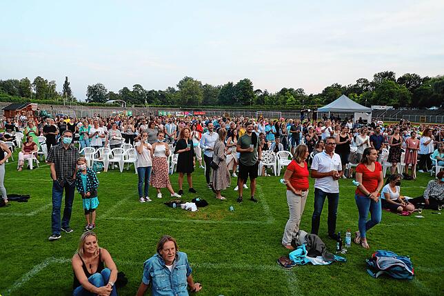 Rund 1500 Besucher kommen ins Stadion am Hörnle, um Max Giesinger im Konzert zu erleben.