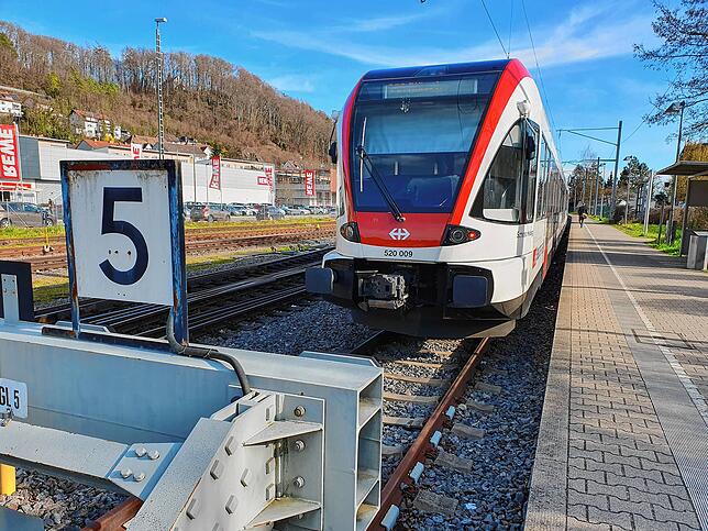 Ein Zug der Linie S 36 Richtung Bülach steht am Bahnsteig 5 in Waldshut. Wegen Bauarbeiten an der Eisenbahnbrücke in die Schweiz ist die ...