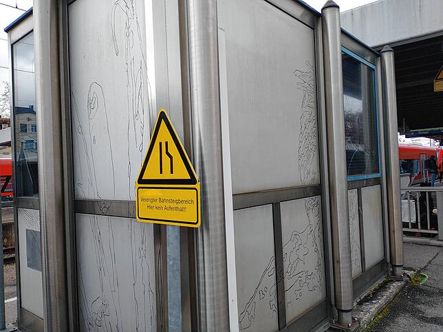 Was hier wohl noch hinkommt? Am Servicegebäude zwischen den Gleisen 4 und 5 sind schon Skizzen zu entdecken.