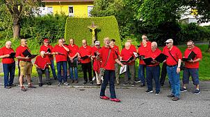 Die Chorgemeinschaft Duchtlingen-Weiterdingen mit Chorleiter Guido Oelke bei der Probe zur Mitsing-Aktion. Foto: Markus Vestner