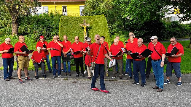 Die Chorgemeinschaft Duchtlingen-Weiterdingen mit Chorleiter Guido Oelke bei der Probe zur Mitsing-Aktion. Foto: Markus Vestner