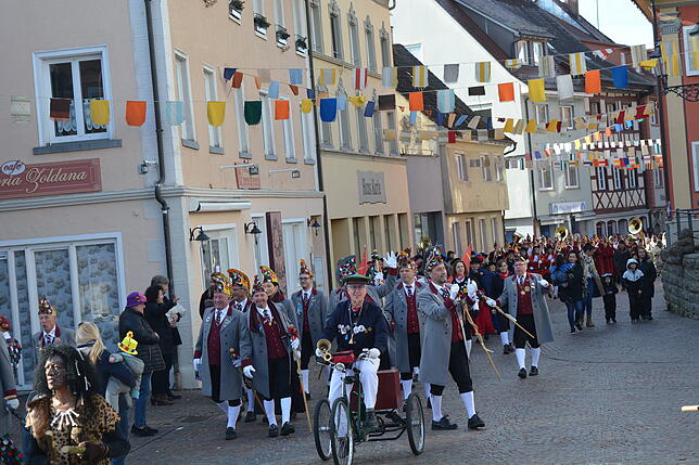Bild 20: Bilder-Story: Rathaussturm und Narrenbaumsetzen der historischen Narrenzunft Markdorf