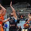 Der junge Jonas Niedermanner (links) bot auch gegen die Dragons eine starke Leistung in der Defensive und versenkte einen wichtigen Dreier.