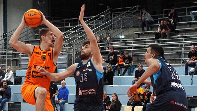 Der junge Jonas Niedermanner (links) bot auch gegen die Dragons eine starke Leistung in der Defensive und versenkte einen wichtigen Dreier.