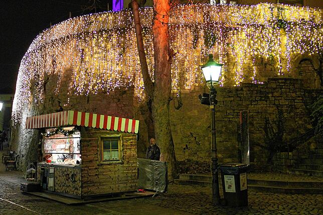 Die Stadtmauer mit ihrer Beleuchtung ist ein Hingucker in der Vorweihnachtszeit.