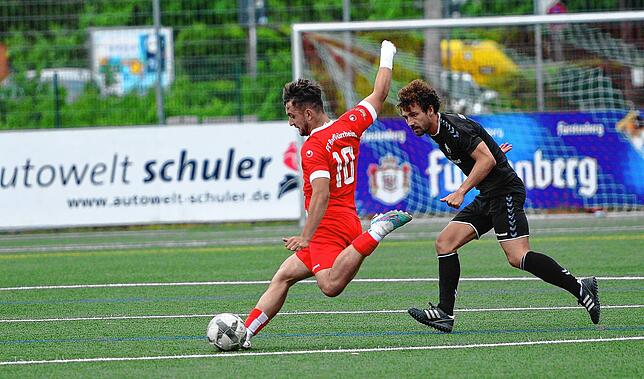 Der FC-Regisseur Dean Savic holt zum Diagonalball aus. Begleitet wird er von Wollmatingens Johannes Junker (rechts im Bild).
