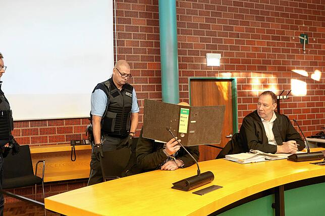 Der Angeklagte mit seinem Pflichtverteidiger Marc Decker