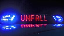 (Symbolbild) Ein Motorradfahrer wird in Engen von einem Auto erfasst und durch den Zusammenprall schwer verletzt.