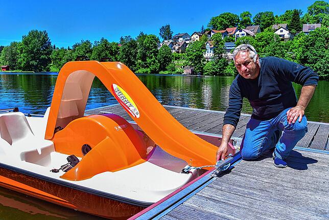 Tayfun Akkaya vermietet die neuen Tretboote am Klosterweiher im Auftrag der Stadt. Er hat auch Ein wachsames Auge darauf, dass die ...