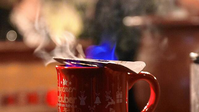 Der dampfende Glühwein gehört zu einem gemütlichen Treff in der Adentszeit einfach dazu. Die Bewirtung beim 1. Schönacher Adventstreff ...