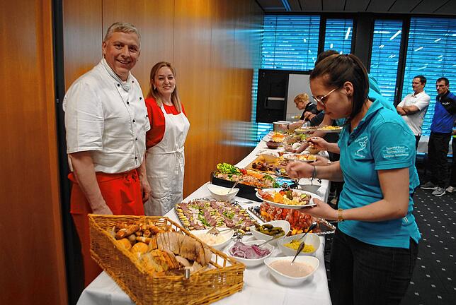 Das Team aus Service und Küche sorgte für die Besucher der Preisverleihung, hier von links Küchenchef Markus Groman und Elena Gaier am ...