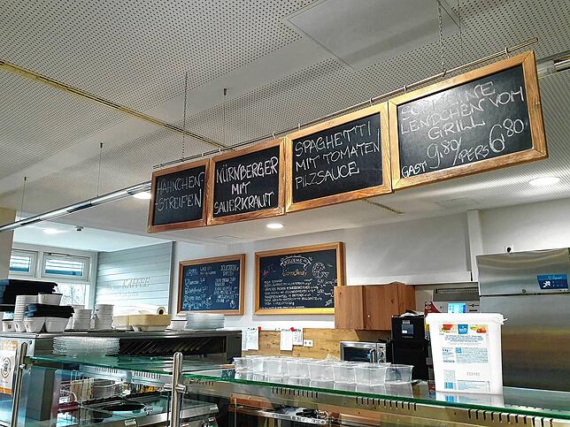 Blick auf die Speisekarte in der Cafeteria. Das Angebot für den Mittagstisch wechselt täglich.