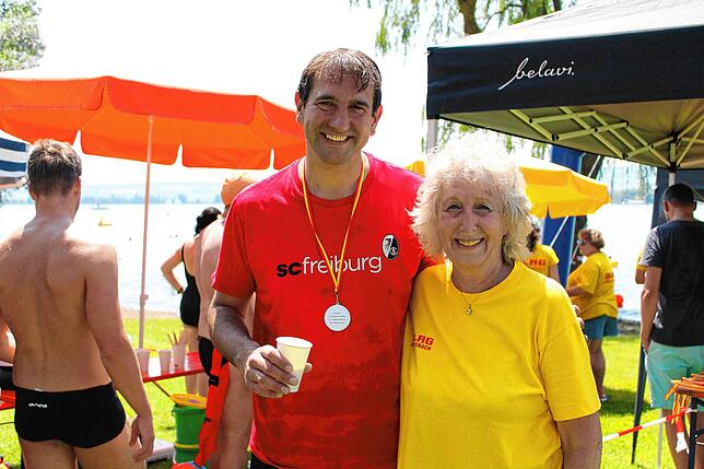 Bundestagsabgeordneter Andreas Jung wurde von Helferin Renate Hog dazu motiviert, selbst als Schwimmer ins Allensbach teilzunehmen.