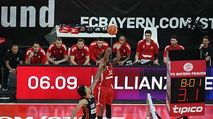 Booker wirft einen Dreier.