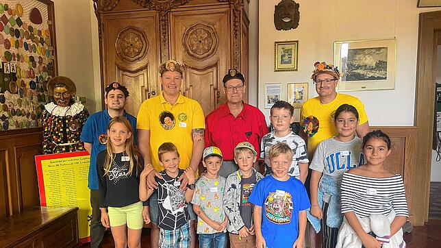 Tradition zum Anfassen: Die Lakiso-Kinder mit den Zunftmitgliedern Felix Heberle (links), Ralf Rudigier, Stefan Lehmann und Norbert ...