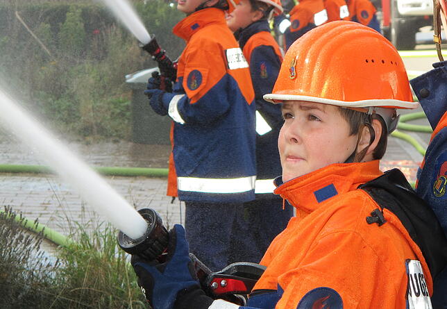 Moritz Siber richtet den Wasserstrahl konzentriert auf den Brandherd.