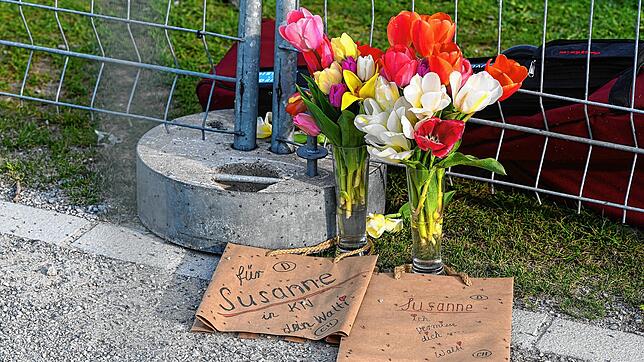 Zwei Blumensträuße stehen am Grenzzaun zu Kreuzlingen in der Schweiz, während davor zwei Botschaften auf einem Zettel stehen: &bdquo;Für ...