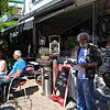 &bdquo;Cafè Einstein&ldquo; und &bdquo;Zapfhahn&ldquo; Stühlingen: Kurz legt Norbert Schneider (rechts) für ein Foto den Mundschutz ab, ...