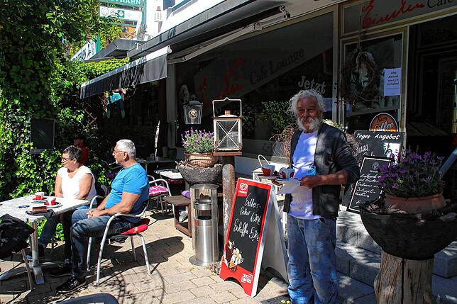 „Cafè Einstein“ und „Zapfhahn“ Stühlingen: Kurz legt Norbert Schneider (rechts) für ein Foto den Mundschutz ab, ...