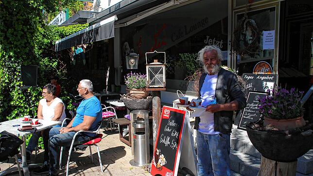 &bdquo;Cafè Einstein&ldquo; und &bdquo;Zapfhahn&ldquo; Stühlingen: Kurz legt Norbert Schneider (rechts) für ein Foto den Mundschutz ab, ...