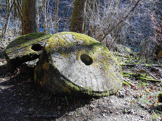 Relikte der verschwundenen Moggerenmühle.