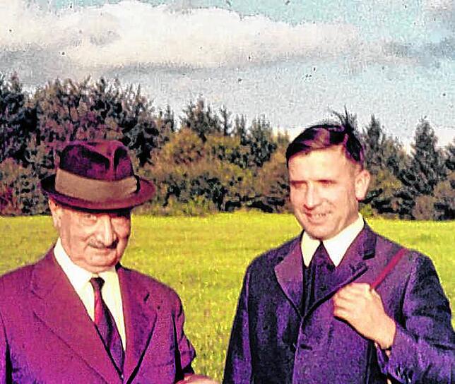 Der Philosoph in der Familie: Heinrich Heidegger (rechts) mit seinem berühmten Onkel, dem Philosophen Martin Heidegger beim Spaziergang ...