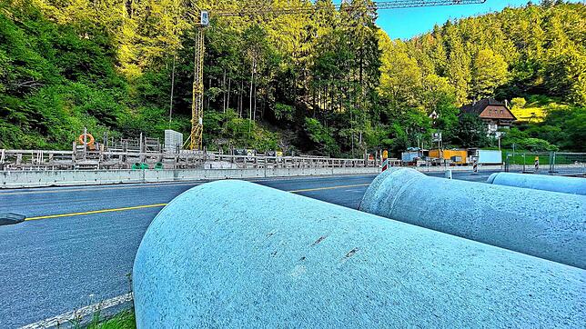 Die B&nbsp;33 ist bereits halbseitig gesperrt &ndash; und Baumaterial für die Querung der Straße liegt bereit. Ab dem Wochenende bis 29. ...
