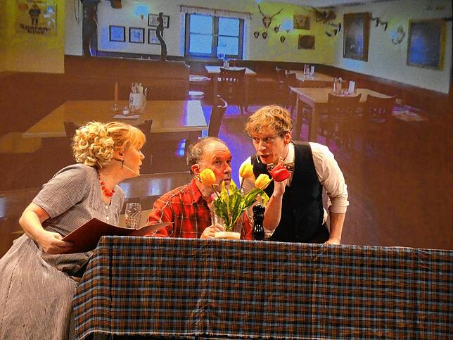 Monika Karle, Klaus Reuther und Daniel Link (von links) setzten sich auf ihre Weise im Restaurant mit der Speisekarte auseinander.