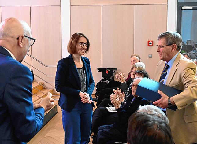 Die Stadtverwaltung überreicht Johann Kempter (links) zum Dank für die Zeitzeugen-Erinnerungen ein Geschenk.