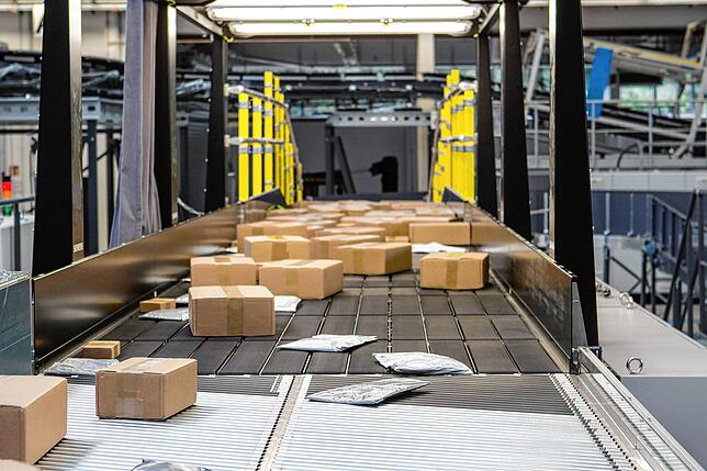(Archivbild) Die Hamburger Körber-Gruppe kaufte Mitte 2022 die Post- und Paketlogistiksparte von Siemens. Sie stellt in Konstanz Anlagen ...