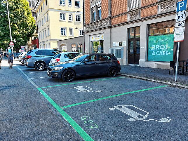 Die E-Mobilitätsinfrastruktur (hier ein Foto vom Stephansplatz) in der linksrheinischen Altstadt soll mithilfe des Förderprogramms ...