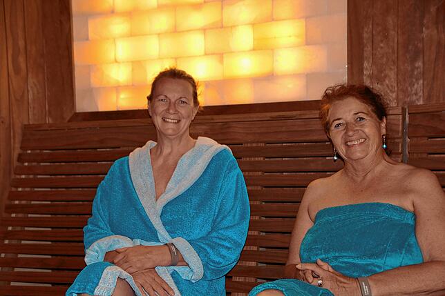 Die regelmäßigen Saunagängerinnen Elke Schatz und Marie-Luise Spießmacher (von links) testen den Sole-Inhalationsraum im Badebereich.