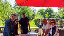 Alexander Keil, Tabea Stratz, Malte Lindemann, Klaus Schäuble und Cornelia Rösner (von links) stehen am inklusiven Tischkicker des ...