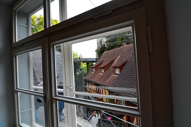 Von den Zimmern auf der Rückseite des Hauses Steigstraße 15 schaut man auf Burg, Burggraben und Zugbrücke.