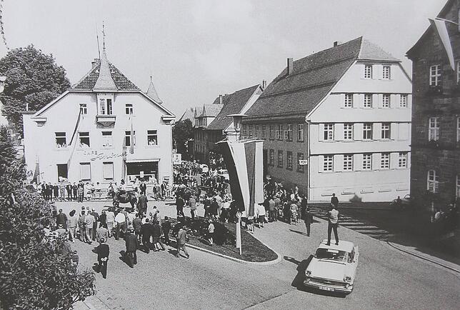 Blick auf den Rathausplatz und das Café Schöner während der Schwarzwälder Heimatwoche 1964. Im Hintergrund ist auch die alte Post zu ...