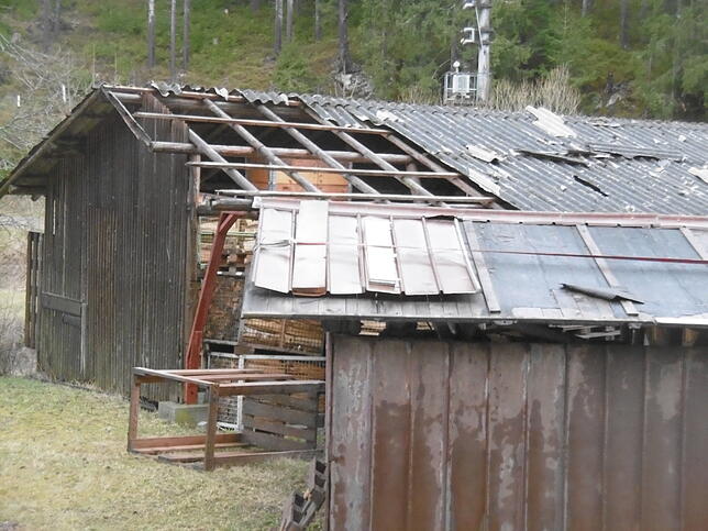 Der Sturm hat die Dächer zweier Lagerschuppen der Drechslerei Fix in Vöhrenbach zum Teil abgedeckt.