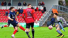 Albert Malaj verkürzt für den 1. FC Rielasingen-Arlen auf 1:2. Der Göppinger Torhüter Matthias Layer hat keine Abwehrchance.