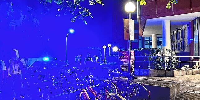Samstagabend, 2. September, gegen 21 Uhr: Die Polizei Konstanz (Bildmitte) wird zu einem Einsatz gerufen. Ein Mann randaliert vor dem ...