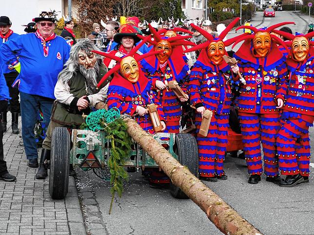 Farbenfrohe Narren am Böhringer Narrenbaum