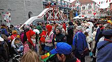 Dichtes Getümmel auf dem Marktplatz: Der närrische Jahrmarkt zieht auch in diesem Jahr wieder viele Besucher an. Klein und Groß ...