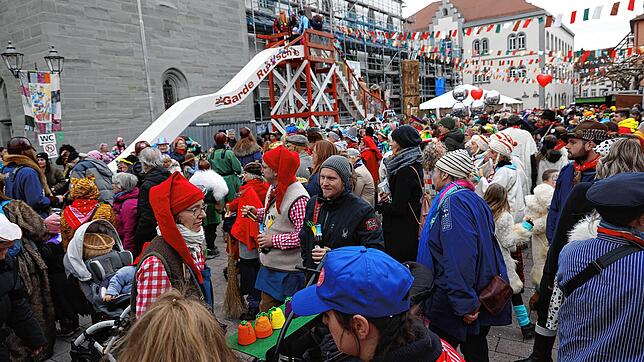 Dichtes Getümmel auf dem Marktplatz: Der närrische Jahrmarkt zieht auch in diesem Jahr wieder viele Besucher an. Klein und Groß ...