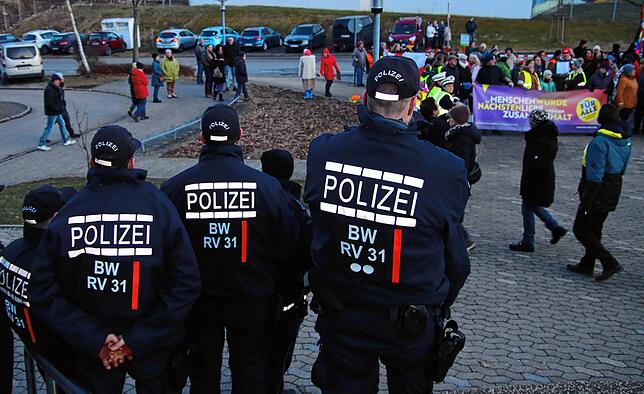 Die Polizei hatte alles Blick und die Mahnwache verlief absolut friedlich.