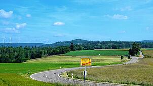 Das Landschaftsbild am nördlichen Ortsausgang von Brenden wird sich mit dem Bau von Windkraftanlagen stark verändern. Links, weit im ...