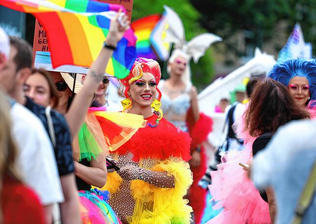 Teilnehmer des Christopher Street Day 2025 ziehen durch die Innenstadt in München.