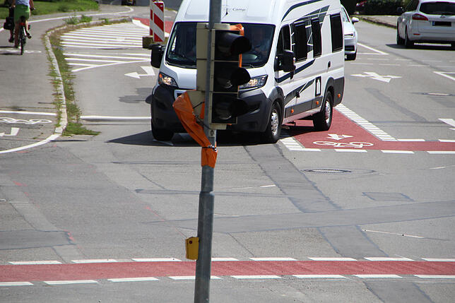 Dieser Transporter wechselt zum Abbiegen von der Geradeausspur weg und schneidet ein Auto (durch Transporter verdeckt), das auf der ...